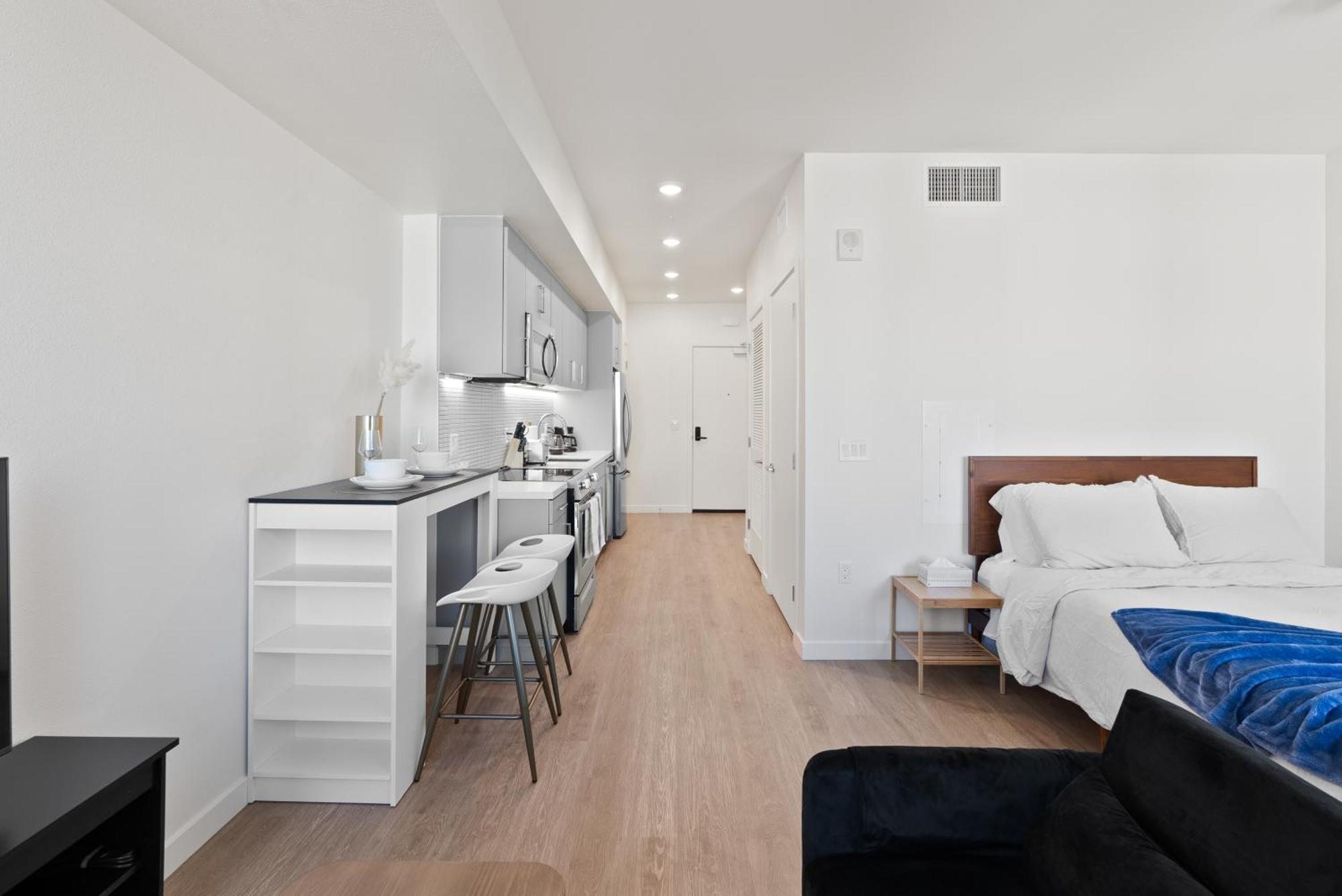 Bright Studio On Sunset Blvd, Free Parking, Gym, And Pool Лос-Анджелес Экстерьер фото