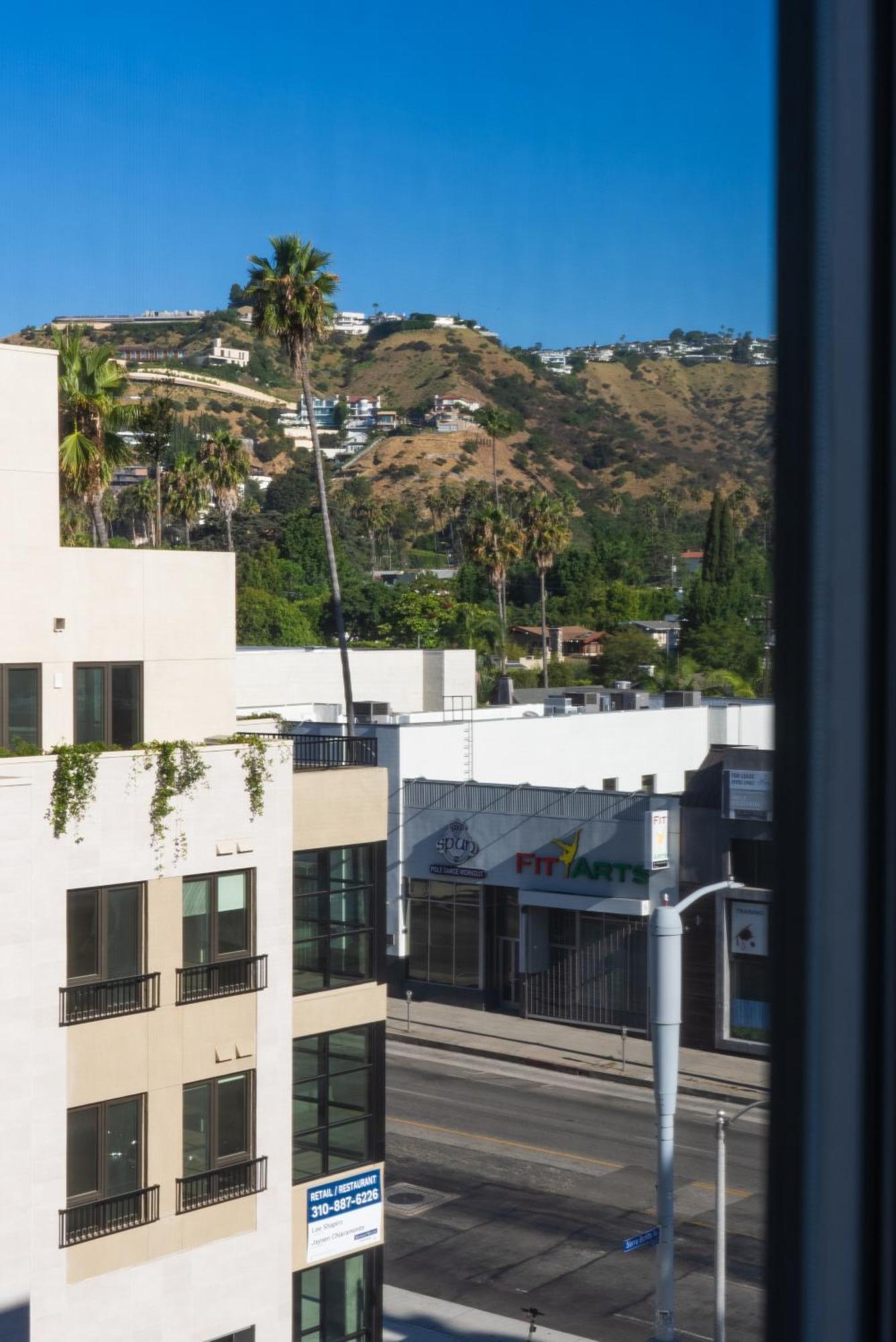Bright Studio On Sunset Blvd, Free Parking, Gym, And Pool Лос-Анджелес Экстерьер фото