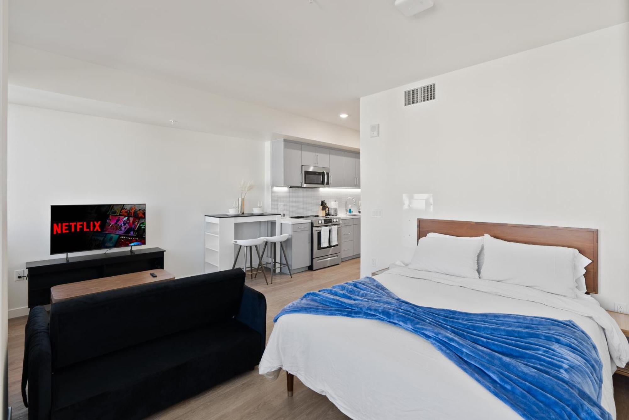 Bright Studio On Sunset Blvd, Free Parking, Gym, And Pool Лос-Анджелес Экстерьер фото